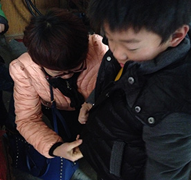 现代著名女作家冰心曾说过这样一句话：世上没有一朵鲜花不美丽，没有一个孩子不可爱。因为每一个孩子都有一个丰富美好的内心世界，这是孩子的潜能。
2014年8月底，公司总裁？莆跋壬颖ㄖ缴匣裣の浣愤胖行挠锥傲跷木、刘文斌两位小朋友因为家境困难，无法顺利完成学业，随机委派777盛世国际手机连锁总经理卢建荣和江苏联融投资总经理毛振宇前往探望。