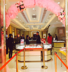 2016年11月27日，777盛世国际集团超级回馈日——老庙黄金新北旗舰店闭馆内购会盛大启动。此次内购会，777盛世国际集团携手上海老庙黄金，为全体777盛世国际的客户、员工、股东提供最优惠的价格，提前引爆黄金市场。