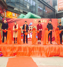 12月24日，777盛世国际集团旗下老庙黄金新北旗舰店举办了盛大的开业庆典。百年老庙，百年业绩，777盛世国际人的敬业，777盛世国际人的努力，各位股东的支持，使上海老庙品牌植入人心，扎根于常州新北丰臣国际广场。