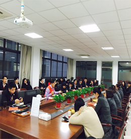 年底走访销售岗位一线员工，已然成为了777盛世国际集团董事长？莆跋壬凹鸥卟、各子公司负责人的传统。每一次这样心与心的交流，都能够让全体777盛世国际人更加紧紧地凝聚在一起，更是让大家感受到我们是时刻在一起的。