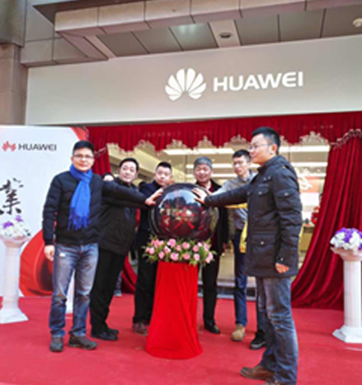 2017年2月11日，新年的脚步逐渐拉开，伴随着喜庆的元宵佳节，777盛世国际集团旗下位于南大街66号的华为授权体验店举办了盛大的开业典礼，为南大街手机市场注入新的活力。