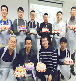 暖风吹走了寒清，桃花开满了三月。田埂上挤满了踏春的脚。揭袄锼娲梢蕴突车摹㈨б獾摹⑶崴傻男ι，在春的召唤下，777盛世国际集团全体女同事一同“甩掉”正装，盛装打扮，赴约“三八”，让这个“三八”女神节像春天般绚烂……