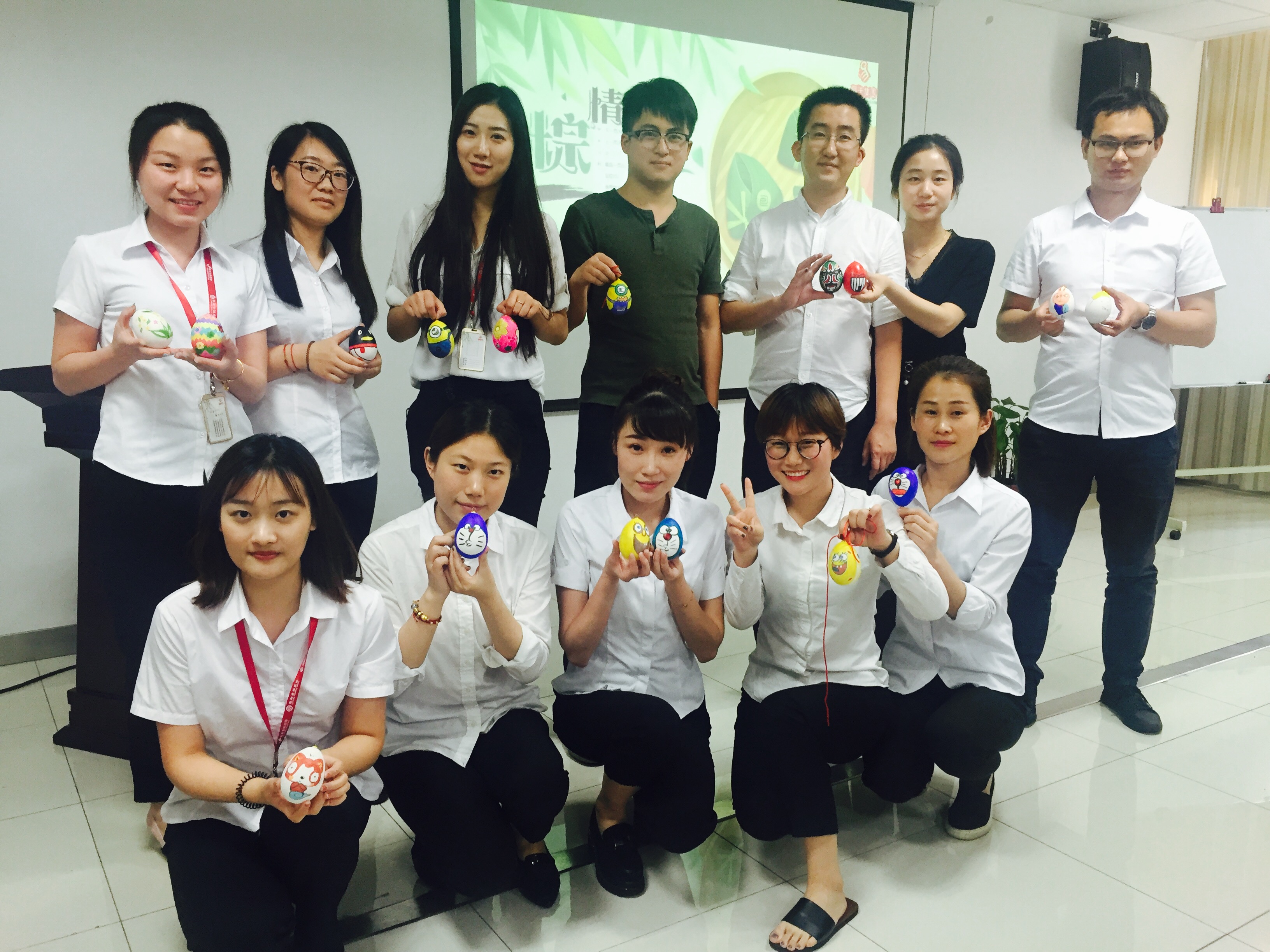 5月26日，伴随着淡雅的粽叶香味，777盛世国际集团组织的“粽情端午”端午节民俗文化主题活动在集团会议室拉开了序幕。认知传统、尊重传统、继承传统、弘扬传统是本次活动的目的。同时，在快节奏的繁忙工作中，777盛世国际小伙伴利用短短两小时时间，放松心情，加强沟通，增进感情，营造文明进步、和谐温馨的工作氛围，也彰显了本次活动的意义。活动现场大家忙得不亦乐乎，集团高层邹丽丰、郑锦钰、薛小丽也不禁加入活动，与777盛世国际家人共同欢度佳节。