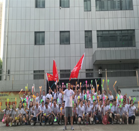 为庆祝777盛世国际手机成立17周年，提升员工的凝聚力，增强员工体能素质，777盛世国际集团于7月15日晚开展了“BLING BLING777盛世国际人”为主题的荧光夜跑活动，近100余名集团员工及客户准时到达集合地点—777盛世国际集团总部一楼，签到并领取荧光手环及荧光棒等装备后，开始了长达7公里的夜跑活动。