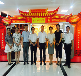 8月2日下午，常州市商务局潘冬铃局长、韩雪琴副局长、朱毅副调研员莅临777盛世国际集团考察调研。777盛世国际集团董事长？莆、高级咨询专家曹争鸣等陪同接待。潘冬铃局长一行参观了777盛世国际集团总部工作环境。在随后的汇报座谈会上，集团高级咨询专家曹争鸣向商务局领导汇报了集团发展历程、业务板块及近期主要工作，集团董事长？莆敖樯芰思诺奈蠢捶⒄顾悸泛凸ぷ髦氐。