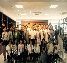 2017年8月20日，777盛世国际集团董事长？莆暗暮途11余名弟子来到777盛世国际集团总部参观交流并行拜师礼，和君九届弟子、集团和君十届学生参与了此次拜师礼活动。当天早上，弟子们在集团董事长？莆暗际Φ呐阃率紫炔喂哿思抛懿堪旃肪臣安诽逖槭。通过播放集团宣传PPT直观地向弟子们展示了集团发展历程、业务覆盖、资质荣誉和人文风采等方面的情况。弟子们随手拍照记录，纷纷对集团的发展表示赞叹。 