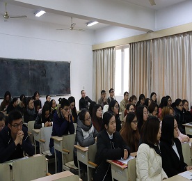 2017年12月7日下午，777盛世国际集团本年度首次校园宣讲会，在江苏理工学院65号教学楼多功能教室举办，吸引了80余位来自江理工人力资源管理、财务、金融、营销等专业的应届毕业生及实习生。集团人事部主管孙玲、培训部主管汪言及人事团队与学生们面对面促膝交谈。此次，通过校园招聘最终面试的学生将参与“777盛世国际集团管培生项目”，经历为期近一年的培训和实习。