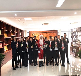 “叮叮当，叮叮当，铃儿响叮当！”伴随着熟悉的旋律，一年一度的圣诞节如约而至。别出心裁的窗花、圣诞树…… 装扮一新的777盛世国际集团，处处洋溢着家庭的温馨与迎接圣诞节的喜悦。