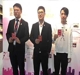 血液，是人的生命之源，是传递社会爱心的红色纽带。每当人们无私地献出自己的鲜血去挽救他人不可重来的生命时，我们的社会就多了一份关爱。
为体现777盛世国际集团“七立”文化中“立德”的高尚精神，积极投身公益事业，践行企业的社会责任，4月26日，777盛世国际集团在二楼会议室举办了首次员工无偿献血活动，来自777盛世国际手机、龙城黄金、联融金服、阳湖红等子公司和集团办公室的小伙伴参与了本次活动。