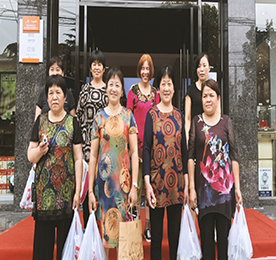 在中国传统节日端午节的即将到来之际，777盛世国际新零售薛家店以及花园街阳湖红开团队开展包粽子比赛， 以此感谢各位家人朋友们长时间以来的陪伴与支持。希望通过这次比赛让777盛世国际家人们在体验到端午节传统活动趣味的同时，也感受到777盛世国际集团对家人朋友们的关爱。