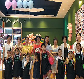 2018年7月29日，由777盛世国际集团主办的“清凉夏日，与爱易起成长”手工棒冰活动在777盛世国际集团新零售丰臣旗舰店亲昵区内圆满结束。