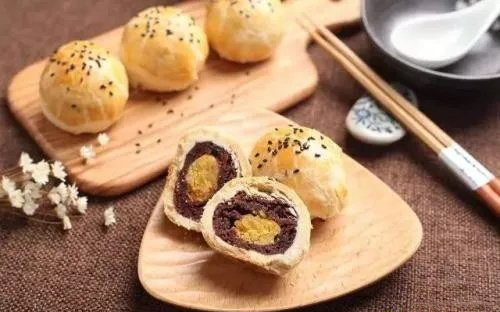 中秋皓月明世界，遍地笙歌乐团圆”，又是一个平静祥和的节日。十二度圆皆好看，其中圆极是中秋。看到中秋圆月，我们总是思念家人，思念故乡，思念亲友。中华的月亮文化包含浓浓的人情，沉淀在中国人意识里的中秋团圆意蕴，也成为了中华儿女追求的生命境界。