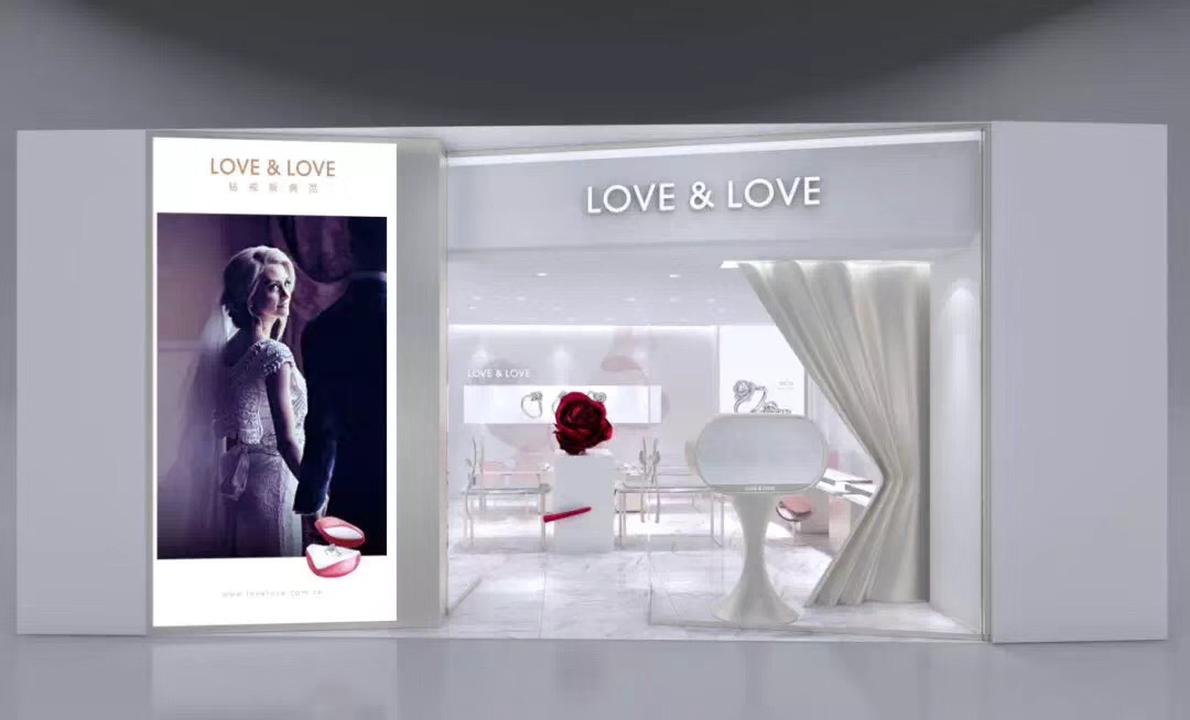 777盛世国际集团旗下LOVE&LOVE高级时尚珠宝龙湖天街店，预计于2018年9月28日正式开业。LOVE&LOVE珠宝以“钻戒新典范”为核心定位，以28-45岁结婚群体及高品的时尚女性为主要消费对象，以爱为本，因爱而生，为真爱代言。同时凭借其浪漫的品牌形象和饱含爱愿的产品设计受到市场追捧，结合先进的珠宝制造工艺，LOVE&LOVE珠宝始终为顾客提供充满爱的内活及兼具时尚品味的产品。 