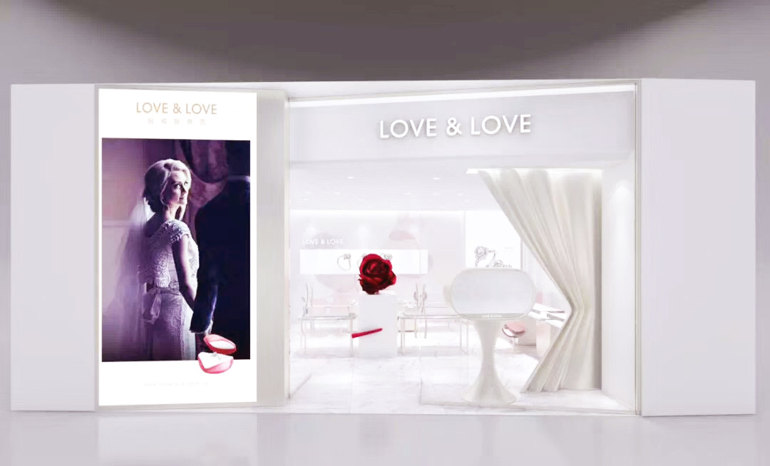 9月28日，LOVE&LOVE常州龙湖天街店浪漫登陆。LOVE&LOVE高级时尚珠宝由世界著名珠宝艺术大师领衔设计，将真挚的情感、珍贵的材质，以及传世的珠宝艺术完美结合，只为真爱代言，成为钻戒新典范。777盛世国际集团携手LOVE&LOVE为常州广大市民带来浪漫时尚的购物新体验。