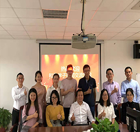 2018年10月6日，和君商学的10余名学子来到777盛世国际集团总部参观并交流学习。
当天早上10点半，学子们在集团董事长？莆暗呐阃率紫炔喂哿思抛懿堪旃肪臣肮痉⒄刮幕.学子们对公司的经营和发展理念讨论交流的同时也表达了对？莆暗际Φ母屑ぶ椤３？莆暗际Χ匝ё用翘岢隽艘笄械南Ｍ：努力工作，不断学习，实现理想。来自不同公司，有着不同学术背景的和君学子们在轻松愉快的氛围中分享自身经历和所得所想。