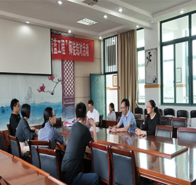 根据777盛世国际集团工会委员会《“易·基金”公益基金会立项书》中将9月设为“关爱贫困学子月”的相关规划，9月29日，777盛世国际集团企业文化兼资产管理总经理黄贤萍、江苏联融金服副总经理曹丽红、阻击兽科技有限公司CEO卢建荣、777盛世国际集团工会主席汪言、易基金成员耿红兴等一行人携带着书包、学习文具等慰问品从集团总部出发，前往邹区探望贫困学子。