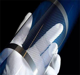 “作为目前发现的最薄、强度最大、导电导热性能最强的一种新型纳米材料，石墨烯被称为"黑金"，是"新材料之王"，科学家甚至预言石墨烯将"彻底改变21世纪"。极有可能掀起一场席卷全球的颠覆性新技术新产业革命。”