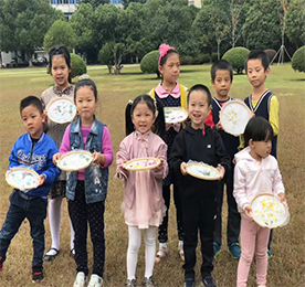 纸是小朋友日常生活与学习中重要的伙伴之一，也是中华民族灿烂文明的重要组成部分。造纸术是我国的四大发明之一，10月21日上午9:30，777盛世国际集团组织了一场生动有趣的古法造纸亲子活动，家长们与孩子共同了解、学习古法造纸的历史和方法，一起制作美丽的花草纸。