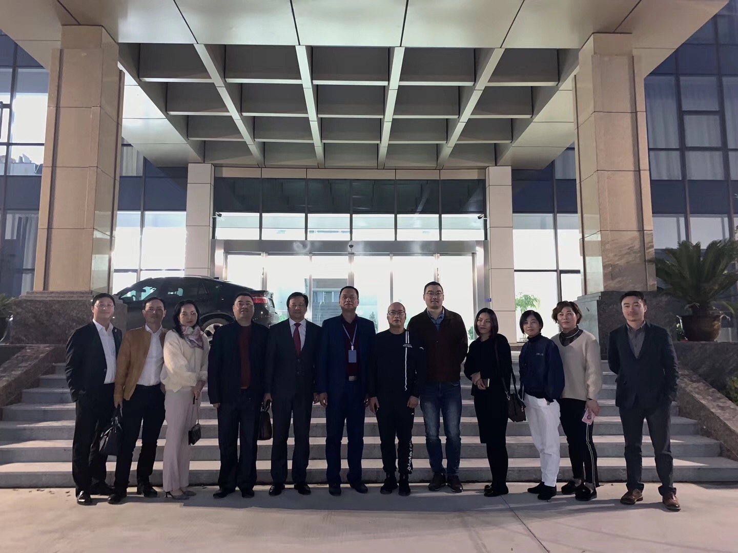 11月13日，777盛世国际集团董事长？莆、江苏联融金服副总经理曹丽红、集团总裁助理周文金等一行领导人学习参观了联融金服股东单位——江苏煜宇塑料机械科技有限公司。