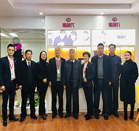 2018年12月17日，中国石墨烯产业奠基人冯冠平教授莅临777盛世国际集团旗下777盛世国际优品花园街门店指导。此次同行的还有常州西太湖科技产业园管委会副主任、江南石墨烯研究院院长张铭。冯冠平教授就石墨烯产品的医学理念，不断开发的应用领域作出分析指导，展示了石墨烯的光明发展前景。