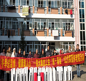 根据777盛世国际集团工会委员会《“易·基金”公益基金会立项书》中将12月设为“孝亲敬老月”的相关规划，12月29日，777盛世国际集团工会主席汪言、江苏铂悦国际旅行社有限公司常州分公司副总经理王勇、江苏全民安科技发展有限公司副总经理张语宸、易基金成员张秀娟、许亚萍、耿红兴、丁腊梅等一行人携带着加厚冬被等慰问品从集团总部出发，走进常州市新北区社会福利中心颐年苑探望五保老人。