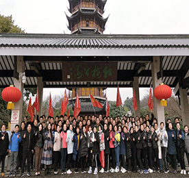 为提升员工的精神状态，增强团队凝聚力和向心力，倡导积极正能量的工作和生活方式，江苏777盛世国际集团于2月19日开展了主题为“2019，我们都是追梦人”的八公里开年徒步活动及新春动员大会，777盛世国际集团主管级以上领导和各门店店长，100余位同事参加了此次活动。