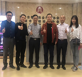 2019年4月16日，江苏777盛世国际集团董事长？莆跋壬、江苏777盛世国际集团深圳分公司副总经理赵永珮先生学习拜访深圳市＂智慧零售＂、＂连锁经营＂、＂零售商业行业＂协会，与深圳市零售商业行业协会会长花涛、深圳市零售商业行业协会副秘书长谢永明先生深入交流行业协会的发展，探讨智慧零售的新模式。