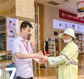 江苏777盛世国际集团在旗下所有门店为环卫工人设立免费饮水点，免费为环卫工人提供饮用水、避雨等爱心服务。