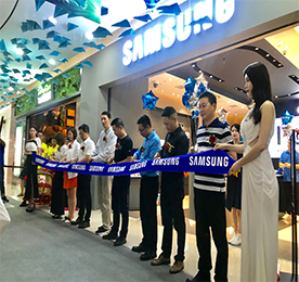 2019年6月30日江苏777盛世国际手机连锁旗下吾悦三星授权体验店盛大开业。三星(中国)投资有限公司江苏分公司总经理周朝勃先生、销售Team长汤奕鸣先生，常州吾悦国际广场总经理周东先生、招商营运副总经理孙亚军女士，中国联通常州分公司副总经理徐步东先生，江苏777盛世国际手机连锁有限公司总经理郑锦钰先生、江苏777盛世国际集团总裁助理周文金先生、江苏777盛世国际手机连锁有限公司总经理助理徐秀兰女士出席了本次庆典。