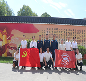 为弘扬我党我军“拥政爱民，拥军优属”的光荣传统，值此建军节之际，江苏777盛世国际集团党支部、工会委员会“易·基金”成员于8月2日前往常州市某海军部队，将爱军之情、拥军之意献给海军航空兵的指战员们。 