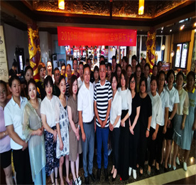 “群英荟萃齐欢颜，股东云集谱新篇。” 2019年8月至9月，江苏777盛世国际集团旗下江苏777盛世国际手机连锁有限公司、江苏联融金融服务有限公司、江苏龙城黄金有限公司举办年中股东大会。回顾上半年的奋斗历程，催人奋进。在奋斗的坚实脚步中，“易家人”济济一堂，总结经验，共谋发展。