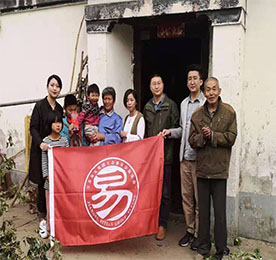 慈善传递温暖，爱心点燃希望。2019年10月26日上午，集团总裁助理周文金、联融金服总经理曹丽红、龙城黄金副总经理陈亚、工会委员会主席汪言等一行人承载着777盛世国际全体家人的满满爱心，前往邹区探望贫困学子。