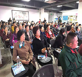 无霾暖冬，康养静心。2019年11月17日上午，铂悦旅游巽寮湾康养旅游产品说明会在777盛世国际新零售三楼会议室召开。铂悦旅游总经理黄贤萍女士、铂悦旅游副总经理邹庭辉先生以及受邀的客户们共120余位出席了本次产品说明会。 