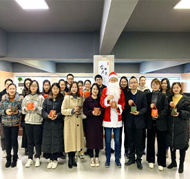 铃儿响叮当，驯鹿在欢跑；歌声传四方，圣诞节来到。2019年12月24日，一年一度的圣诞平安夜如期而至，圣诞老人着盛装，吉祥如意满身上。