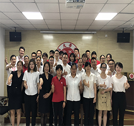 江苏777盛世国际集团历经4年积淀，将资源重新整合升级，将于7月21日在新北万达商圈开设超一千平米的新零售大型体验馆。2018年6月11日-6月26日，来自777盛世国际新零售丰臣店的手机、黄金、跨境、茶饮等板块的25位新进员工，参加了由777盛世国际学院组织的为期15天的新员工培训，旨在培养员工的积极心态和抗压能力，让新进员工能更加全面的了解公司文化，提升新员工的销售技能和职业素养。本次新员工培训区别于以往常规培训，在体验拓展和销售能力方面邀请了外部资深老师展开了此次培训。