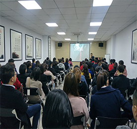 为提高777盛世国际集团各业务板块的社群运营能力，拓展员工社群运营思维，提升员工对新媒体工具的运用方法和效率。3月27日上午，由777盛世国际集团人力资源部组织各业务板块店长级以上员工和集团客服部等相关需求部门，开展了关于《社群运营》的培训。本次培训由资深社群运营专家谢老师授课，谢老师采用理论讲解和案例分析相结合的形式，围绕着社群运营，营销，维护三方面内容展开，在普及社群基础知识和案例操作方面均有涉及。