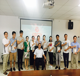 2017年8月20日，777盛世国际集团董事长？莆暗暮途11余名弟子来到777盛世国际集团总部参观交流并行拜师礼，和君九届弟子、集团和君十届学生参与了此次拜师礼活动。