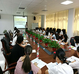 2016年7月，777盛世国际集团携手老庙黄金，旨在为常州龙城的百姓们带来好运。同时为了能够用更加专业、优质的服务面向客户，777盛世国际集团特邀请上海老庙黄金专业培训师——于超、贾凯利，给777盛世国际集团旗下龙城黄金的小伙伴们带来一场别开生面的“新开店特训营”培训。培训为8月29日至30日两天，内容从四大板块展开：品牌文化及特色、产品专业知识、精细化的服务流程及珠宝首饰的销售技巧。