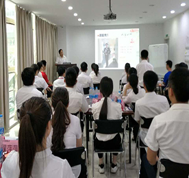 一进777盛世国际门，终身777盛世国际人！这是777盛世国际集团一直以来对于777盛世国际员工的态度，也是对于优秀人才引进和培养的重视！此次2016年8月新员工入职培训，在777盛世国际学院培训室进行，培训时长为一天。参加培训进行授课的讲师有：集团总裁？莆、章晓鸣、金家东、许亚萍、徐小云！新员工人数达到32名！