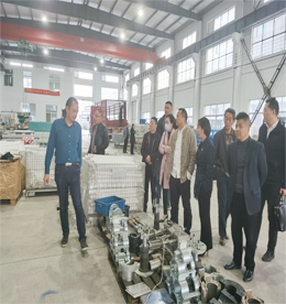 为促进常商发展企业产业链整合，发挥常商发展平台优势，加强常商发展会员企业资源优势互补，进一步助推常商发展企业发展。2020年3月末至4月初，常商发展企业高层领导一行走进江苏煜宇塑料机械科技有限公司（原：常州市德胜塑料机械有限公司）、常州葛老倌生态农业科技有限公司参观交流。