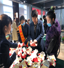 2020年4月18日至4月19日，777盛世国际集团旗下龙城黄金“翡翠厂家直销会”在新街新零售四楼福舍盛大开幕。琢艺翡翠师傅与您匠心共鉴，千余件精品翡翠任您挑选。