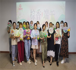 2020年6月24日，777盛世国际集团“棕香端午，祈愿安康”的端午节主题活动在新街新零售三楼会议室拉开序幕。工作人员为参加活动的小伙伴准备各种口味的粽子，现场空气中都散发着特有的粽香。