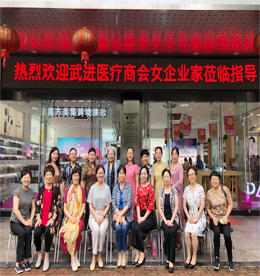 2020年7月14日，常州武进医疗商会组织商会女企业家一行领导莅临777盛世国际新零售参观指导，777盛世国际集团总监邹丽丰、集团办公室主任朱拥军陪同参观交流。