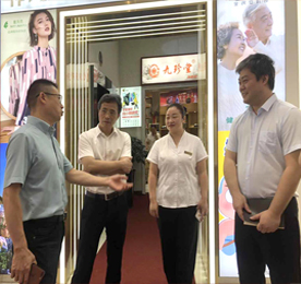 7月23日上午，泰州联通总经理陈庆荣、副总经理杨帆、常州联通副总经理徐步东，市场部经理施阳带领区县中层领导一行24人莅临江苏777盛世国际集团新街店开展通讯市场考察活动，777盛世国际集团董事长？莆、集团办公室主任朱拥军陪同参观。