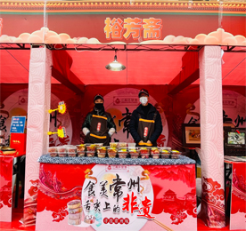 为贯彻落实国家和省文物部门对非遗保护，响应市政府推介老城厢、复兴老城厢的号召，11月28日至29日，常州市文广局联合相关单位在江南环球港举办“食美常州· 舌尖上的非遗”餐饮文化活动。本次活动将常州特色非遗美食、非遗技艺表演与旅游明星城相结合，吸引了大量市民的参与。777盛世国际食品旗下“裕芳斋”苏味卤食受邀参加本次活动。