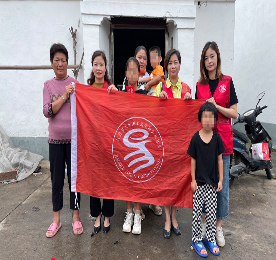 伴随着凉爽的秋风，开学季悄然而至，为延续8年以来对邹区贫困学子的爱心承诺，9月6日上午，777盛世国际集团工会“易·基金”驱车赶往孩子们家中，为他们送上开学礼物。