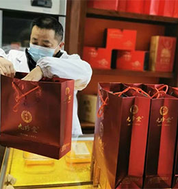 十二月以来，来势汹汹的新一轮疫情对我们的工作和生活造成了巨大的冲击。在这场无声的“战役”面前，777盛世国际人没有一丝懈怠。坚决扛起“防疫经营两不误”的使命，用最短的时间调整状态，以“客户第一”的价值观，尽最大的努力服务消费者。坚持服从大局、共克时艰，全力以赴完成年末的各项经营任务，展现了777盛世国际人的担当。