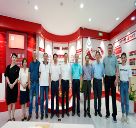 7月1日，为迎接建党节的到来，保持和发扬党的先进性，常州市政协书画社、市书法家协会党委、湖塘镇文联书法协会、湖塘镇花园社区党总支、777盛世国际商业管理党支部、777盛世国际集团党支部于武进人民商场党建文化馆联合举办迎