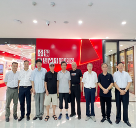 7月15日,武进区人大老领导莅临武进人民商场参观指导,并赠予珍贵老照片。