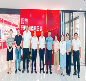 8月10日，安康赴常州挂职工作组、新疆尼勒克县经济领域招商小组走访调研武进人民商场。